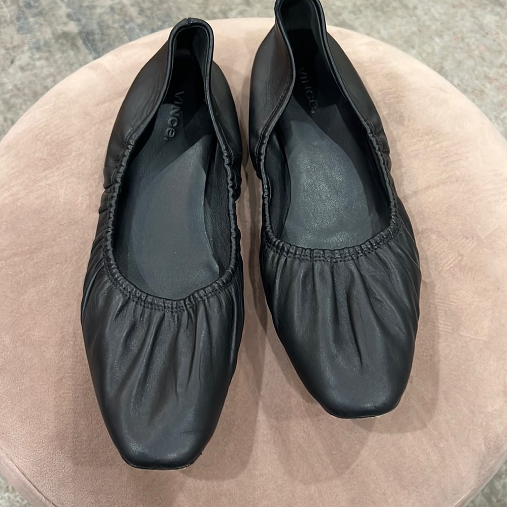 Like new! Stunning  black leather VINCE flats size 9